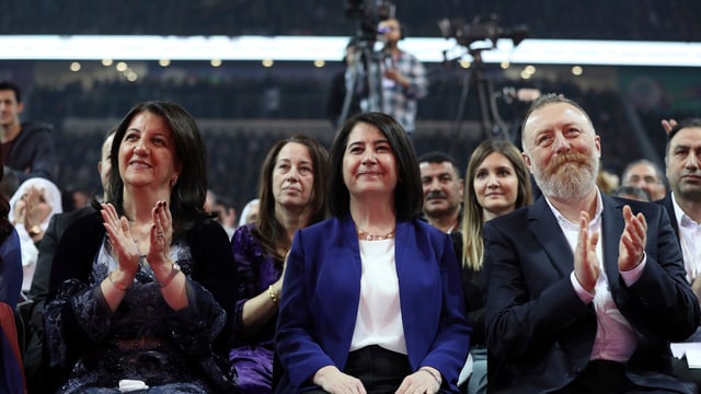 Pervin Buldan (links) und Sesai Temelli (rechts) nach der Wahl am Parteitag.