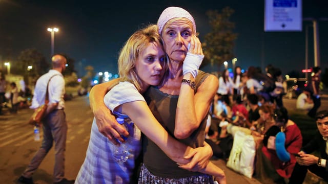 Geschockte Menschen nach dem Anschlag in Istanbul