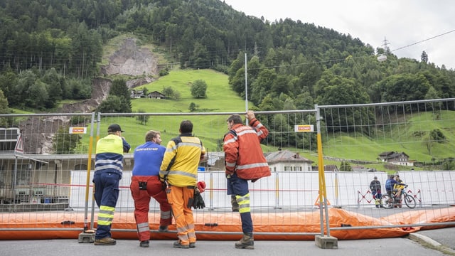 Die von Geröll- und Schlammassen bedeckten Häuser in Schwanden, aufgenommen am Mittwoch, 30. August 2023. 