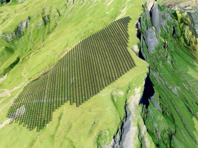 Grüner Berg mit Solaranlagen