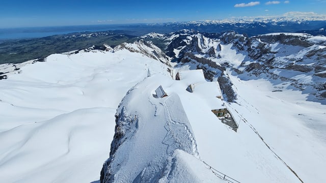 Riesige Schneewächten lagerten Ende April auf dem Säntis. Darüber ein liegt ein wolkenloser Himmel.