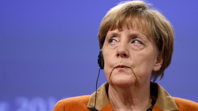 Merkel mit einem Headset.