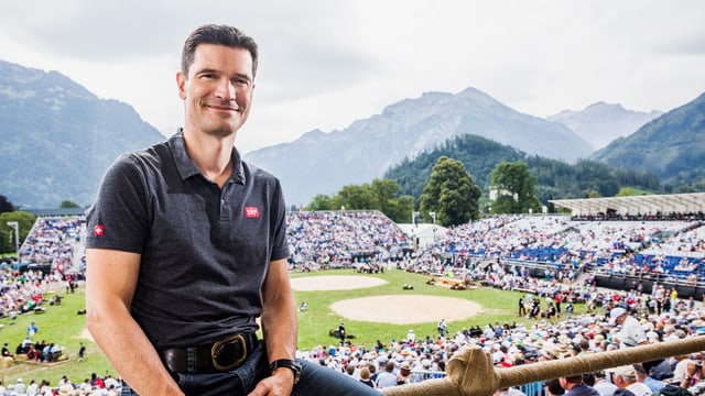 Hofmänner über der Arena in Unspunnen, im Hintergrund Schwingplätze und Publikum.