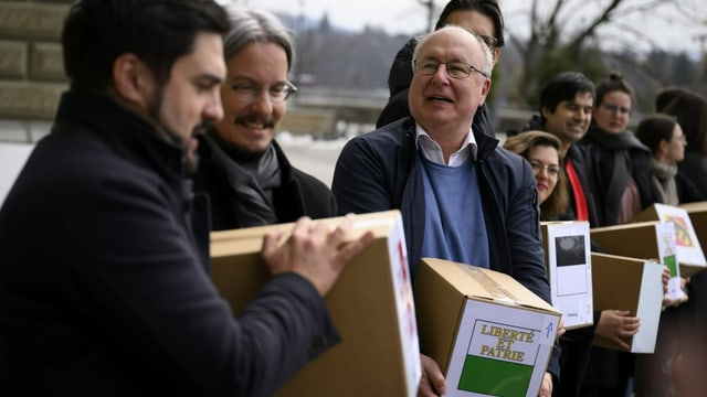 Die Initianten reichen die Unterschriften bei der Bundeskanzlei ein.