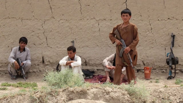 Drei jugendliche Männer mit Gewehren in Afghanistan .