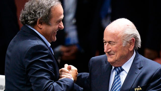 Platini und Blatter schütteln die Hand