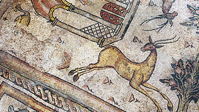 Mosaik-Freske in Brantönen, sie zeigt eine Gazelle.