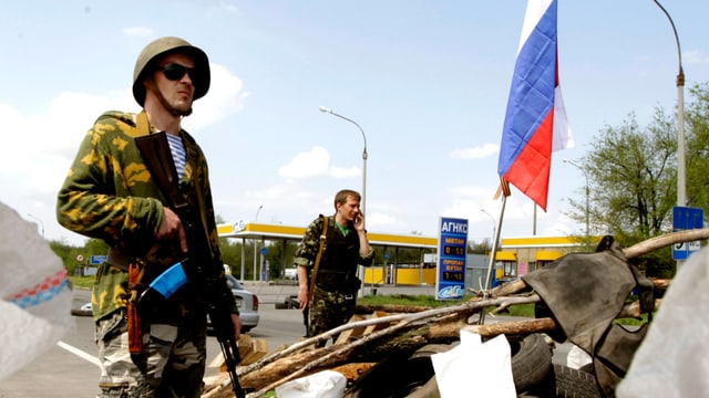 Ein pro-russischer Separatist steht an einer Strassensperre.