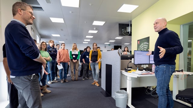 Besucherinnen und Besucher in der Produktionsregie im Radiostudio Bern.