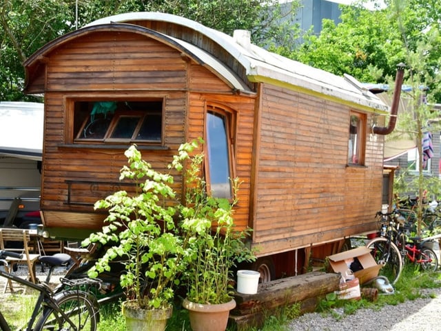 ein Zirkuswagen aus Holz