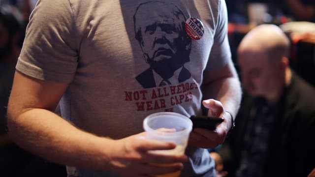 Mann mit Trump-Shirt und Bier.