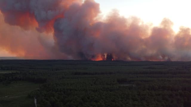 Rauch und Flammen in der Ferne