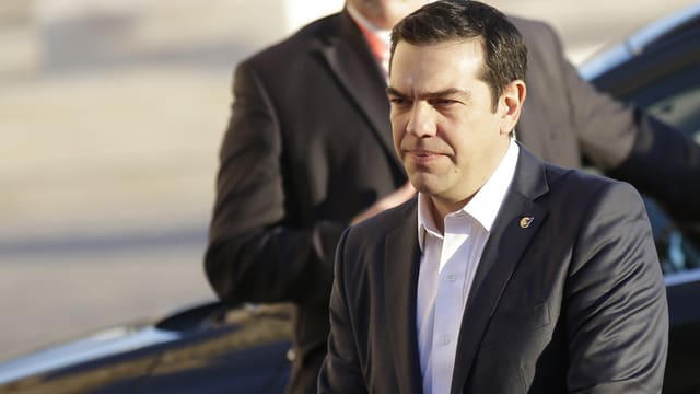 Tsipras steigt aus einer Limousine aus.