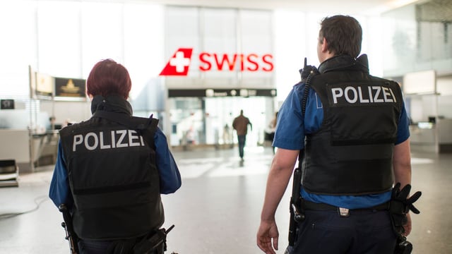 Polizisten am Flughafen Zürich.