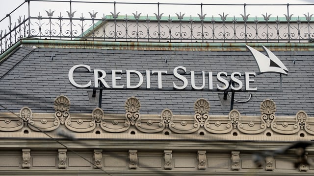 Credit-Suisse-Logo auf Hausdach