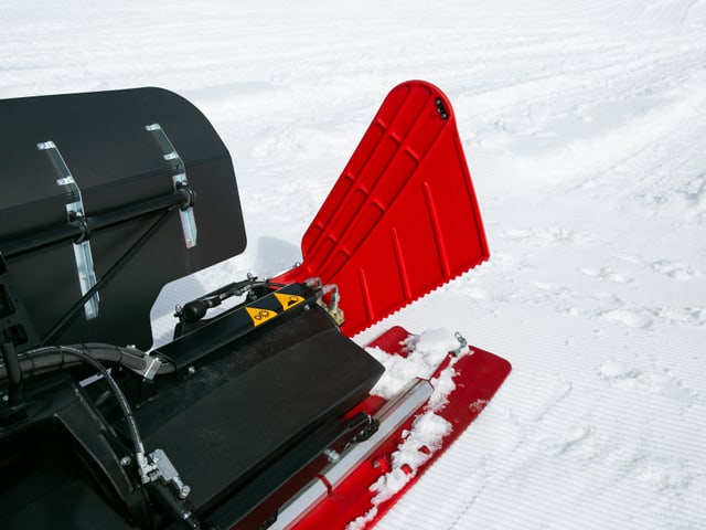 Die Fräse lockert den Schnee auf und verkleinert ihn nochmal.