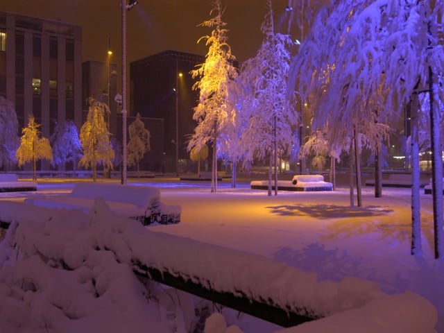 Schnee auf einem Platz.