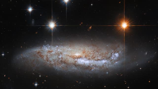 Auf dem Bild ist eine Balkenspiralgalaxie zu sehen. Das Bild wurde vom Hubble-Teleskop aufgenommen.