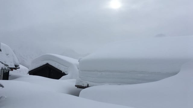 Schneemassen auf Dächern.