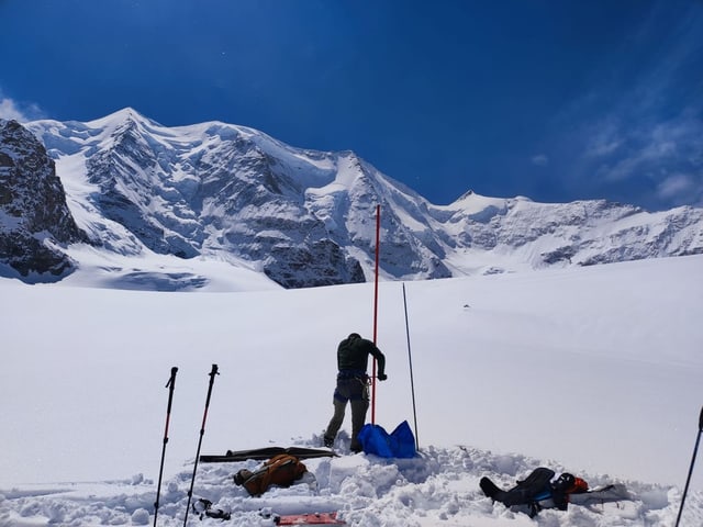 Person misst Schneebilanz auf Gletscher