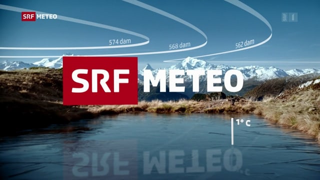 SRF Meteo Schriftzug im Vordergrund ein Weiher. Im Hintergrund sind die Alpen zu sehen