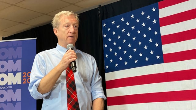 Tom Steyer spricht in ein Mikrofon