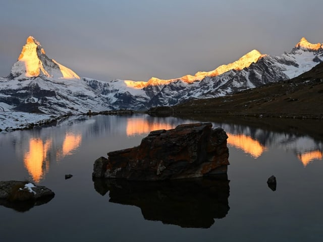 Matterhorn bei Sonnenuntergang, reflektiert in einem Bergsee.