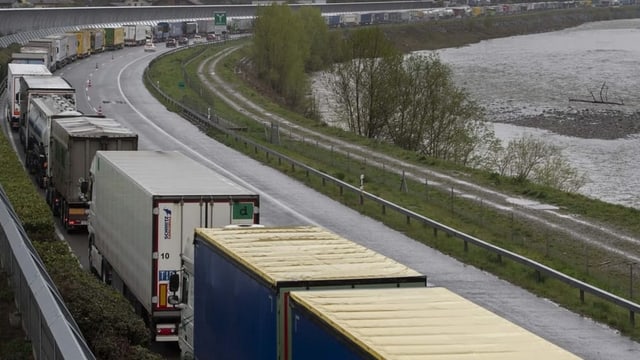 Autobahn mit jeder Menge Autos und Lastwagen. Stau