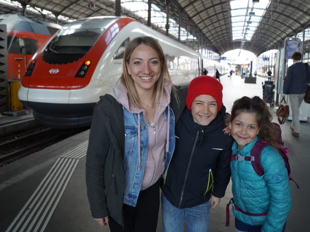 Anna, Silas und Linda am Bahnhof Luzern.