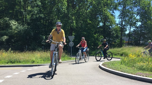 Senioren mit E-Bike in einem Kreisel.