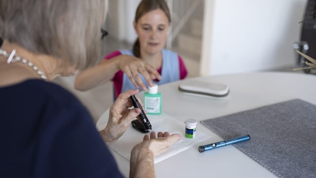 Eine Spitex-Pflegerin hilft einer Diabetes-Betroffenen.