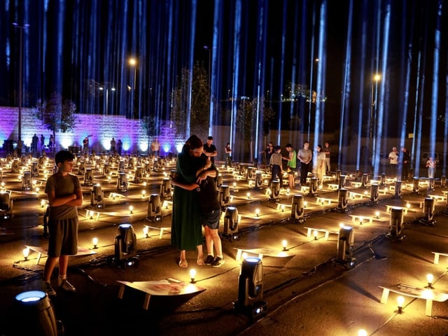 224 Scheinwerfer erleuchten den Himmel in der Nähe der Arena-Sporthalle in Jerusalem in Israel.