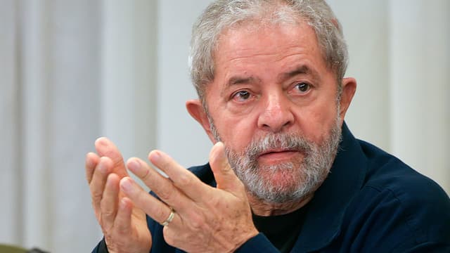 Lula in Grossaufnahme mit erhobenen Händen und nachdenklichem Blick auf die Seite.