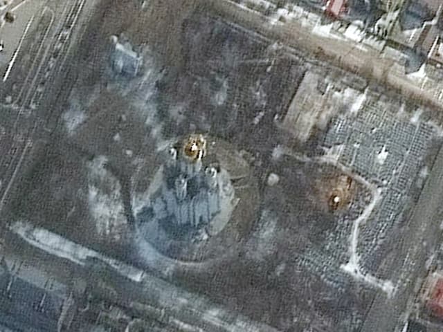 Satellitenfoto vom 10. März: Das Massengrab bei der Kirche St. Andreas in Butcha ist bereits zu sehen.