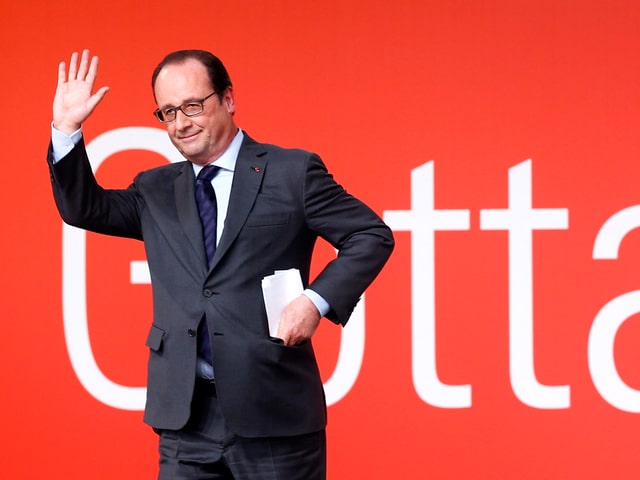 François Hollande winkt am Staatsakt von der Bühne