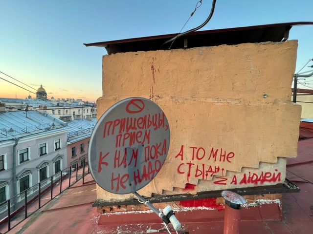 Dachaufbau mit russischem Graffiti.