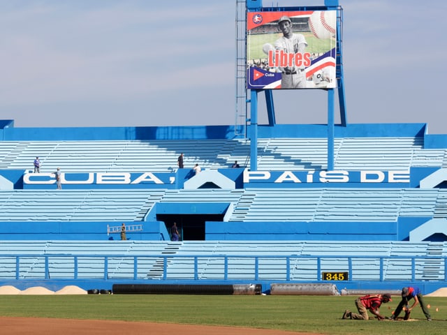 Zu sehen ein noch leeres, blaues Baseballstadion in Havanna