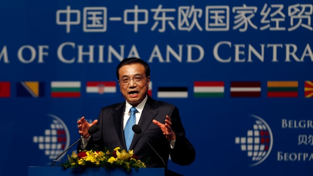 Chinas Regierungschef Li Keqiang auf dem Rednerpult.