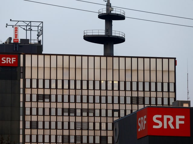 Bürogebäude mit SRF-Logos und Antennenturm.