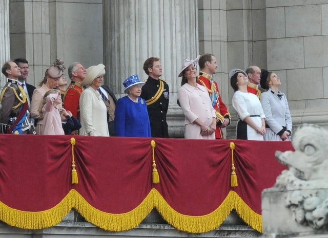 Queen Elizabeth mit ihrer Familie bei einer Flugshow.