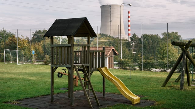 Das Atomkraftwerk Gösgen, im Vordergrund ein Kinderspielplatz