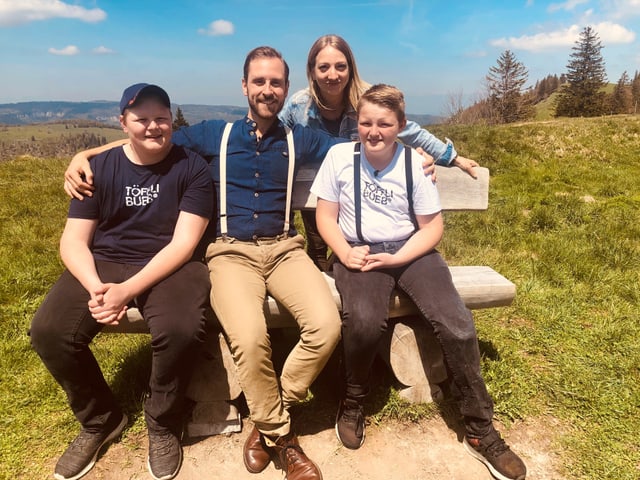 Albi, Kunz, Anna und Chrigeli auf einem Bänkli.