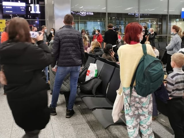 Die Flüchtlinge warten am Gate in Krakau auf den Flieger in die Schweiz. 