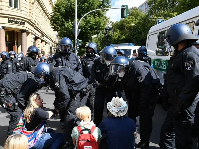 Polizei und Menschen.