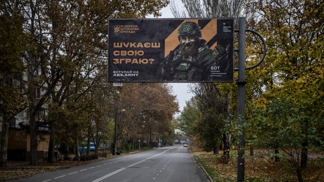 Rekrutierungsbanner der ukrainischen Armee in Cherson.