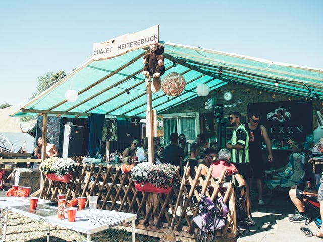 Ein imposantes Zelt am Heitere Open Air Marke Eigenbau