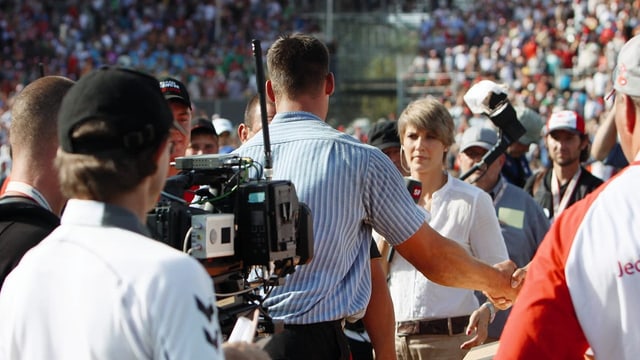 Schwingerkönig Kilian Wenger wird gefilmt, während er von Daniela Milanese interviewt wird.