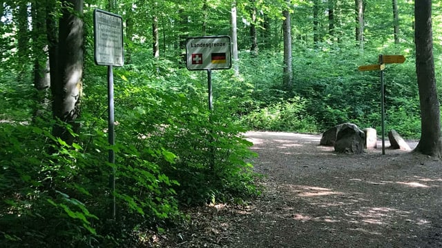 Ein Schild zeigt die Länderflaggen zwischen Deutschland und der Schweiz.