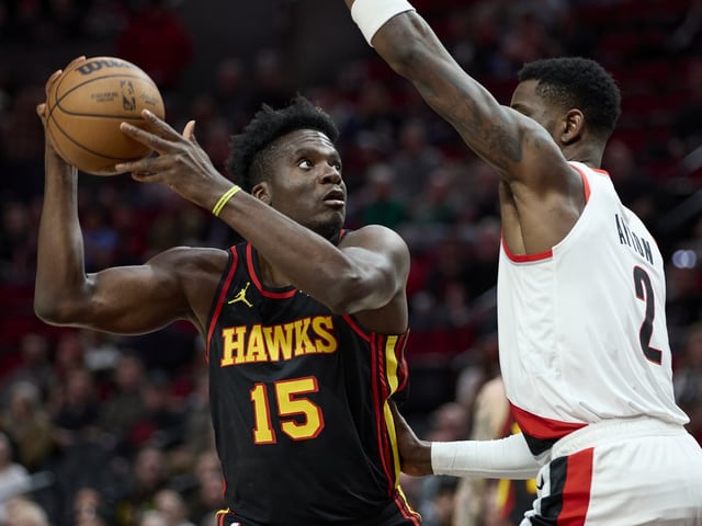 Clint Capela behauptet den Ball gegen Deandre Ayton.