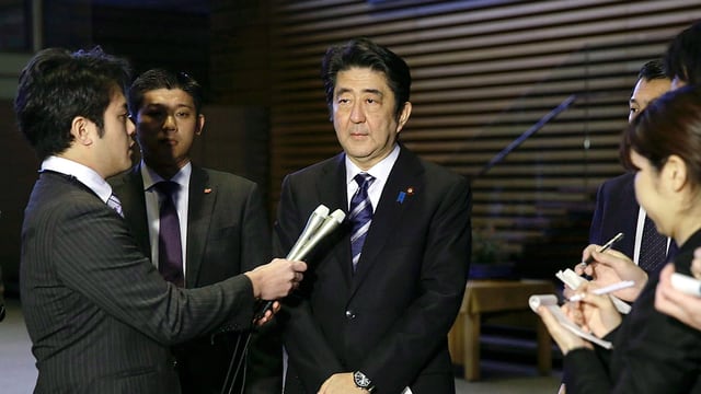 Japans Premierminister Shinzo Abe spricht mit Journalisten über ein Video der Terrormiliz IS.